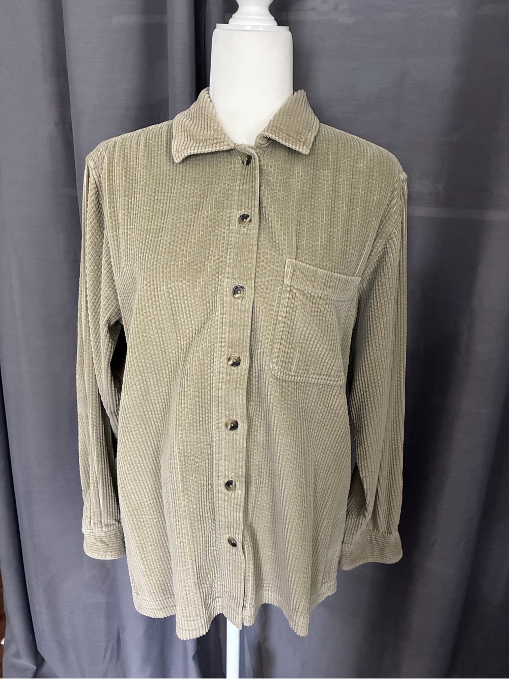 Vintage L. L. Bean Wide Wale Corduroy Button Down Shirt MEDIUM Item #0 QT22